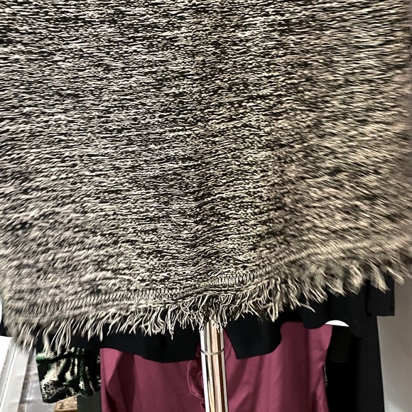 Ellie Tahari knitted top - Picture 3 of 3